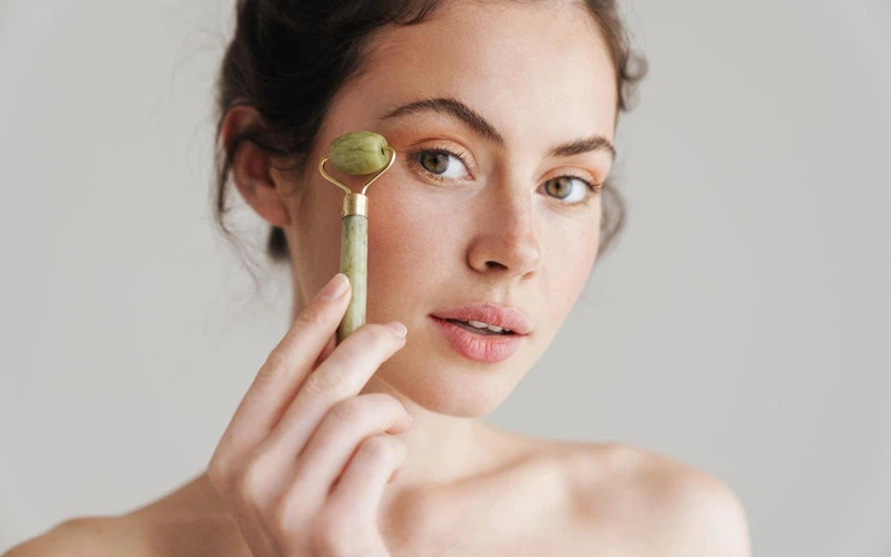 how do you use a jade roller on your face